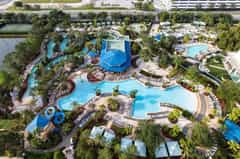 Piscinas del resort y río lento