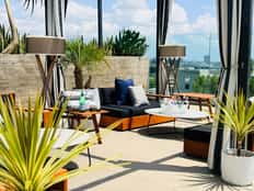 Headliner Lounge