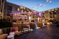 Pier Summit Ski Lounge