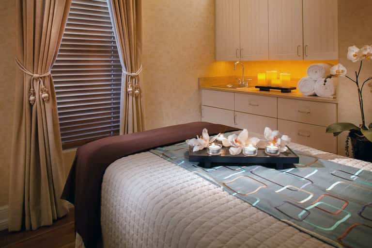 Signature Facial (60-Minutes) + Day Pass
