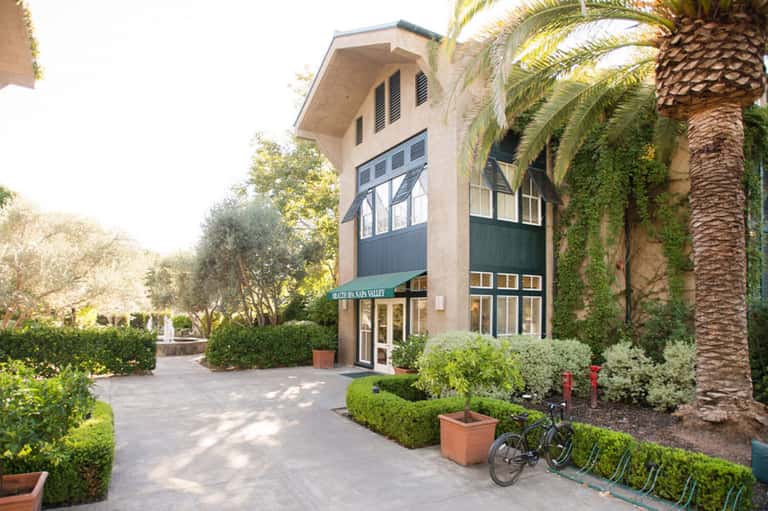 Signature Facial (80 minutes) + Day Pass
