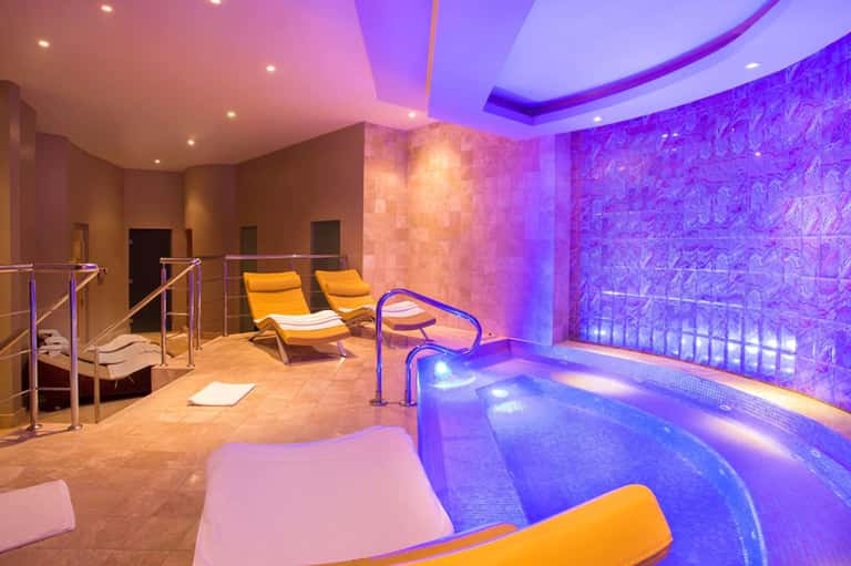 Hydrating Facial (60-Minutes) + Day Pass