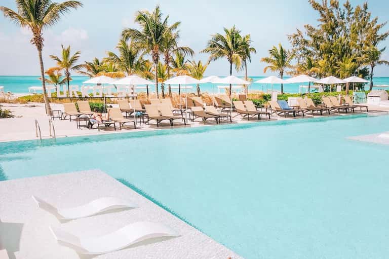 60-Minute Massage + All-Inclusive Day Pass