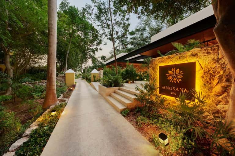 60-Minute Signature Massage + Spa & Pool Access