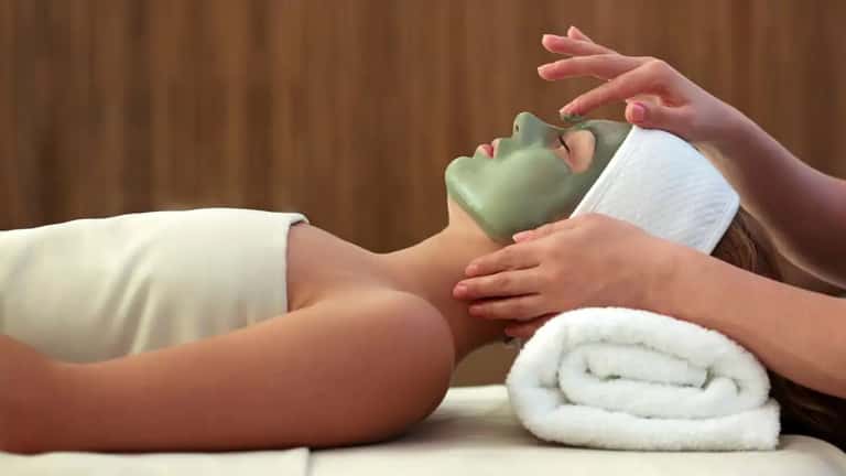 Facial Personalizado Eminence de 60 Minutos + Acceso a la Piscina