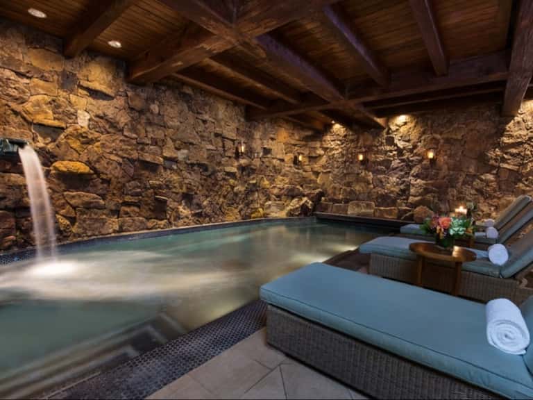 100-Minute Stress Relief Massage + Spa Pass 