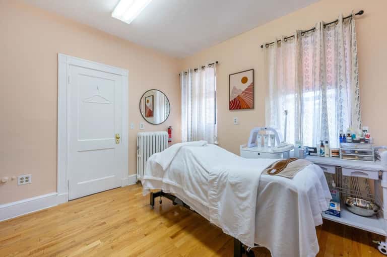 60-Minute Dermaplaning Glow Facial