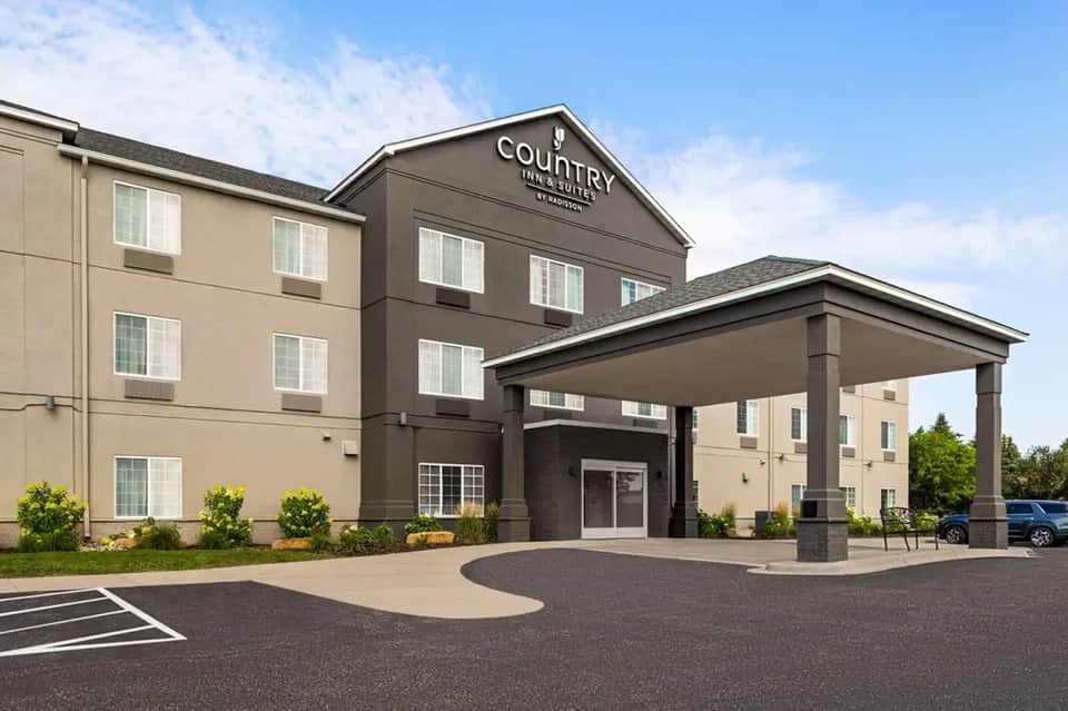 Country Inn & Suites exterior with covered entrance and landscaped grounds