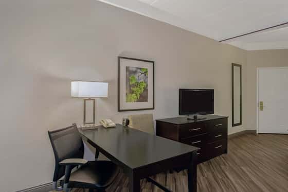 La Quinta Inn & Suites by Wyndham Orlando Airport