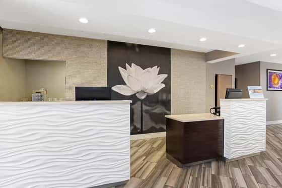 La Quinta Inn & Suites by Wyndham Orlando Airport