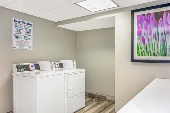 La Quinta Inn & Suites by Wyndham Orlando Airport