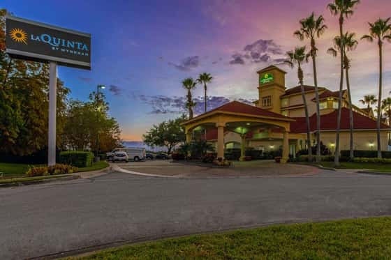 La Quinta Inn & Suites by Wyndham Orlando Airport