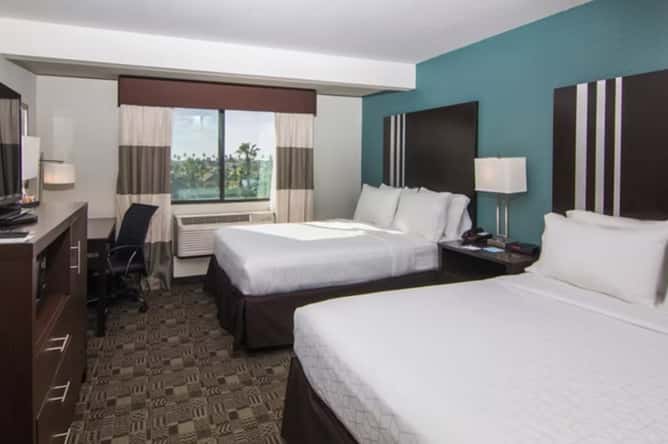 Holiday Inn Express & Suites Carlsbad Beach, an IHG Hotel