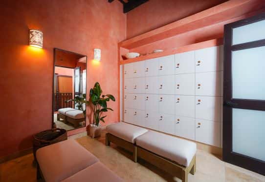 Las Ruinas Bathhouse and Gym