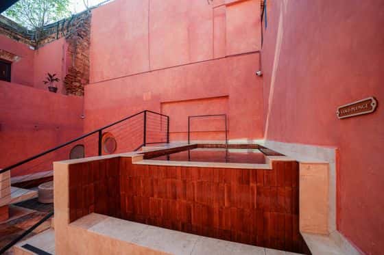 Las Ruinas Bathhouse and Gym