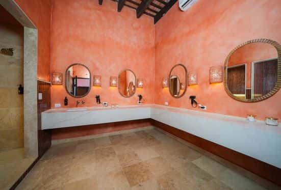 Las Ruinas Bathhouse and Gym