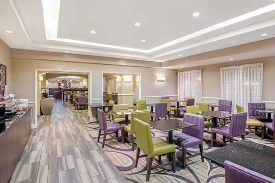 La Quinta Inn & Suites by Wyndham San Antonio Airport