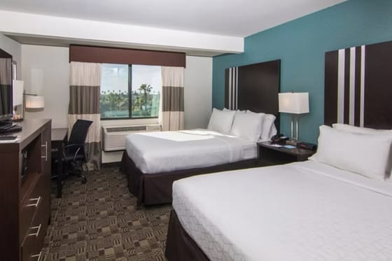 Holiday Inn Express & Suites Carlsbad Beach, an IHG Hotel